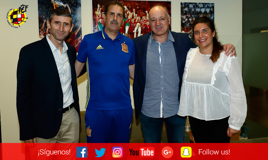 Juan Carlos Gómez Perlado junto a los responsables del proyecto Masia 360