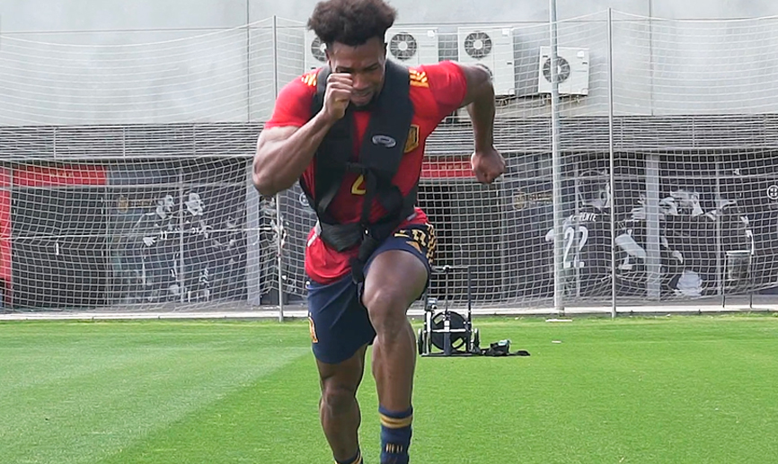 El jugador internacional Adama Traoré se entrena en la Ciudad del Fútbol