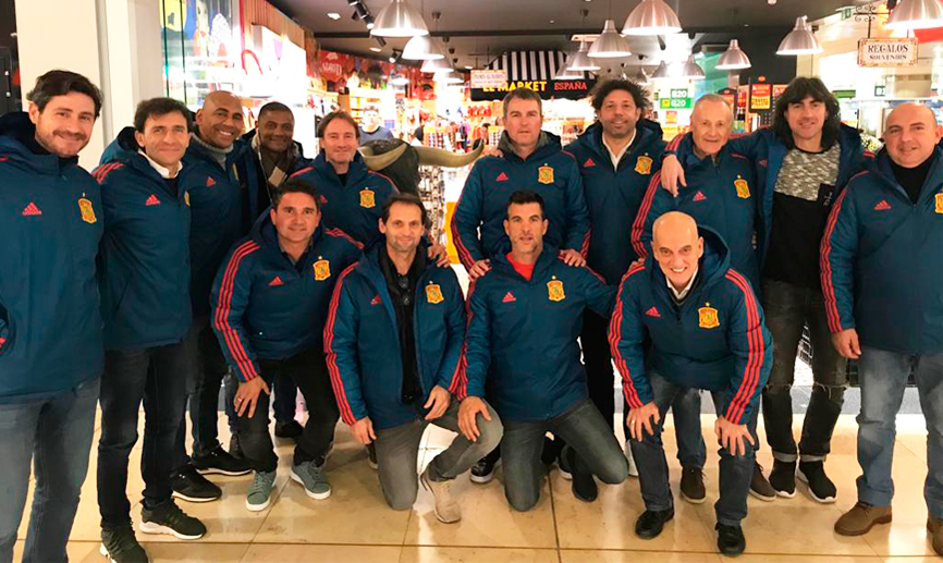 La Selección española de Leyendas posa en el aeropuerto Adolfo Suárez Madrid-Barajas