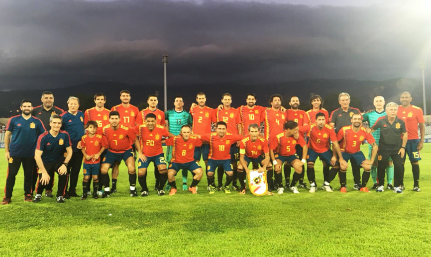 La Selección Española de Leyendas posa tras su encuentro frente a Grecia en Patras