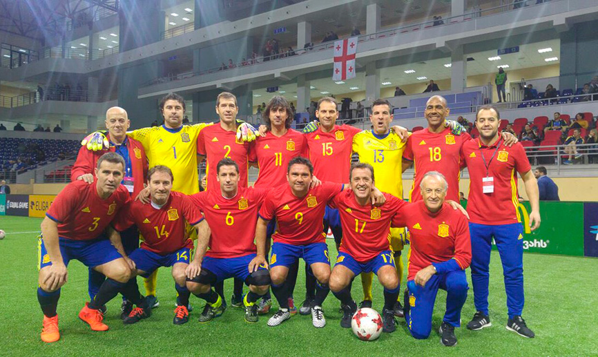 La selección de AEDFI posa en el campo