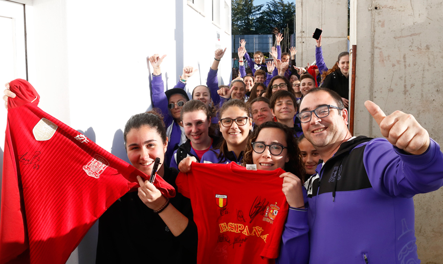 Aficionados de Don Benito durante la sesión de firmas de Leila Ouhabi y Olga García