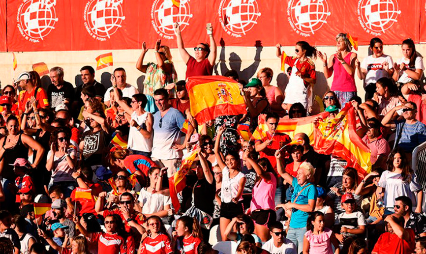 La afición española sigue un encuentro de la Selección femenina