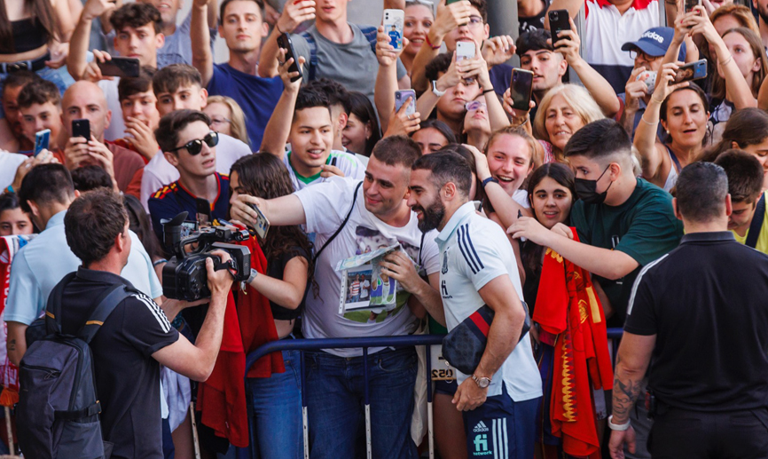 Dani Carvajal se fotografía con aficionados en Málaga