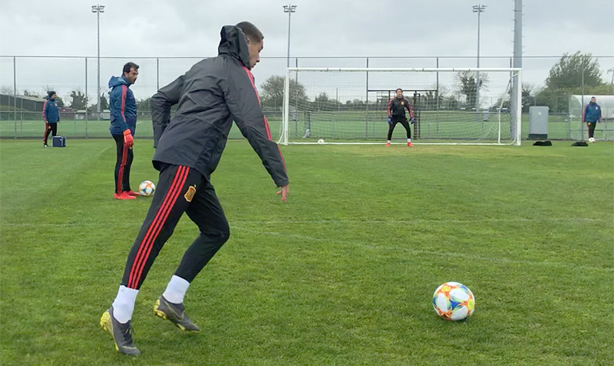 Óscar Aranda remantando a puerta
