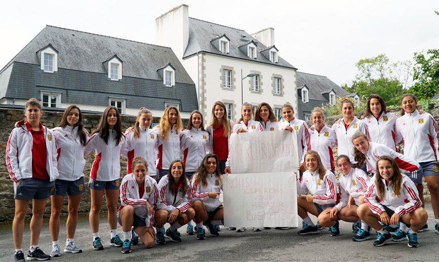 La Selección española Sub-20 femenina posa frente a su hotel de concentración
