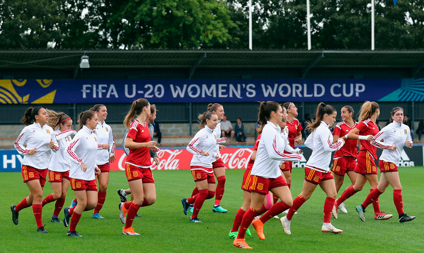 La Selección española Sub-20 femenina se calienta antes del partido contra Nigeria