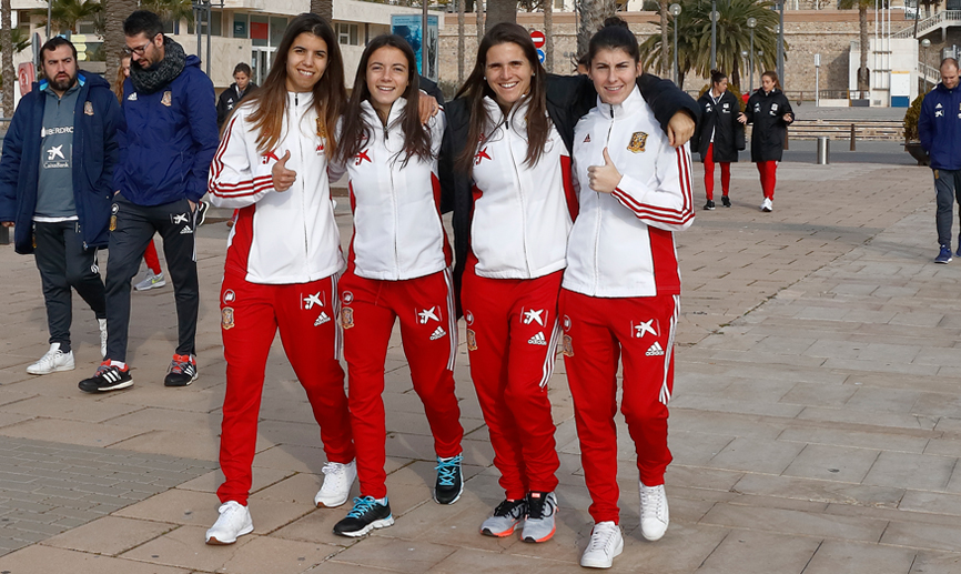 Las jugadores de la Selección española pasean durante su concentración