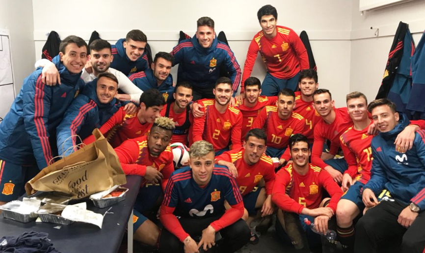 La selección española Sub-21 celebra su victoria en Irlanda del Norte