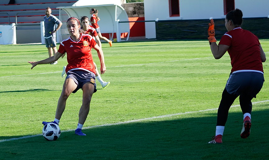 Aitana Bonmatí remata a puerta durante un entrenamiento de la Selección Sub-20 femenina