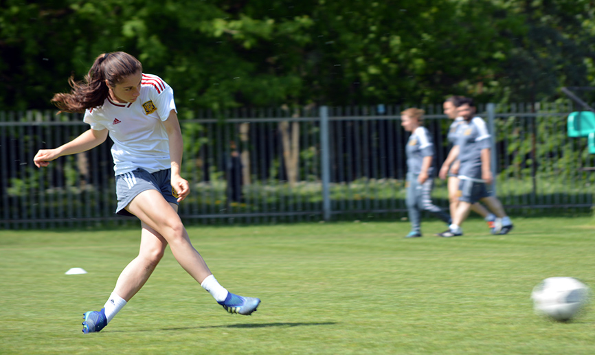 Aixa chuta a puerta en un entrenamiento de España