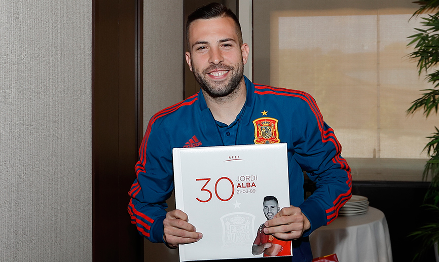 Jordi Alba posa con un álbum con sus recuerdos con la Selección