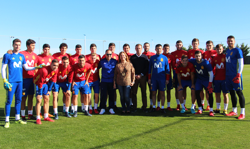 La Selección española Sub-21 posa junto a parte de la corporación municipal de San Pedro del Pinatar