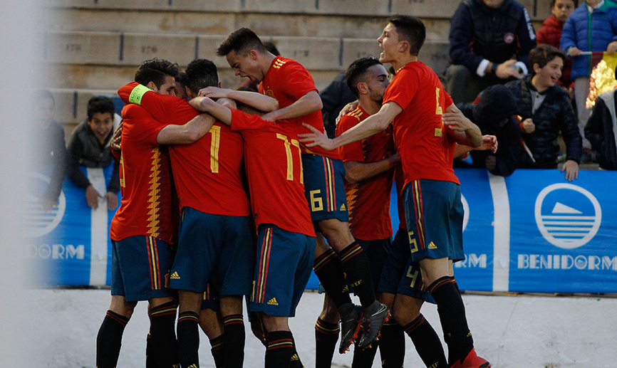 Los jugadores de España celebran uno de los goles en Benidorm
