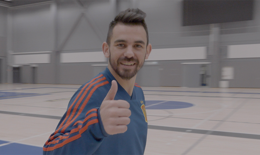 Álex indica  a la cámara el gesto de "All right"