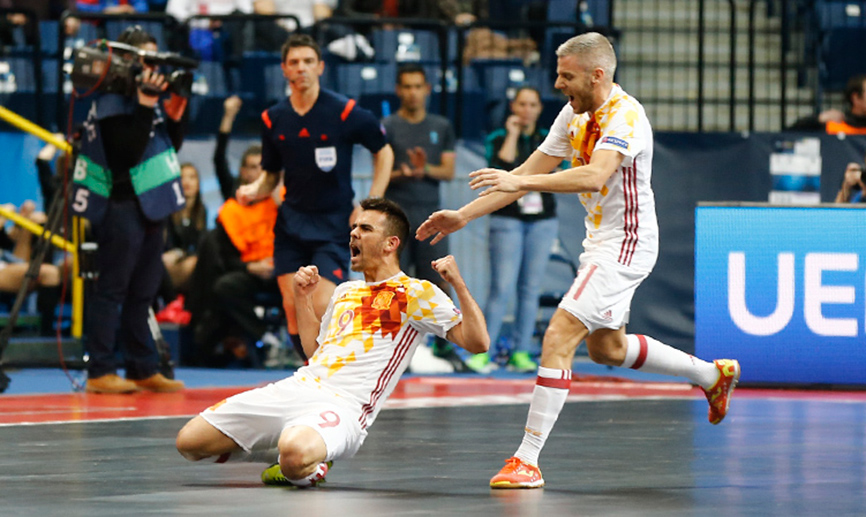 Álex y Miguelín celebran un gol en la pasada final de la EURO