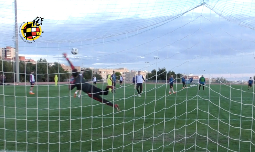 Estirada de Álvaro Fernández, portero de la Sub-19