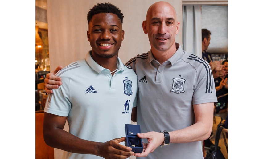 Luis Rubiales entrega la insignia de la RFEF a Ansu Fati