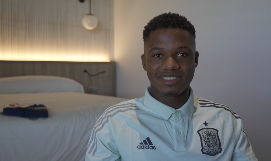 Ansu Fati en la habitación de la residencia de la Selección