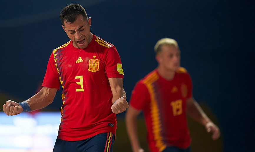 Antonio celebra un gol con Domi de fondo