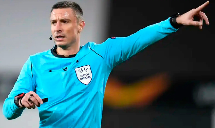 El colegiado esloveno Slavko Vinčić, durante un partido