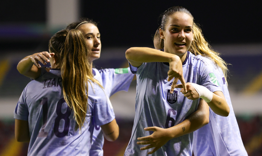 Ariadna celebra su gol