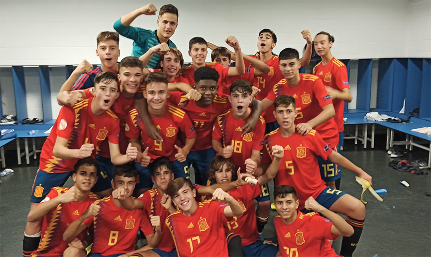 Selección española Sub-15 posando ante Finlandia