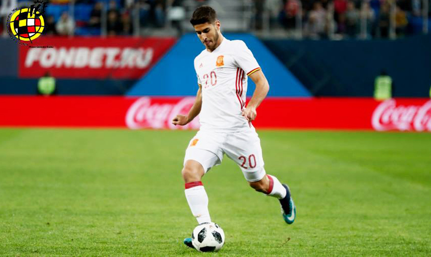 Marco Asensio avanza con la pelota en un partido de la selección española