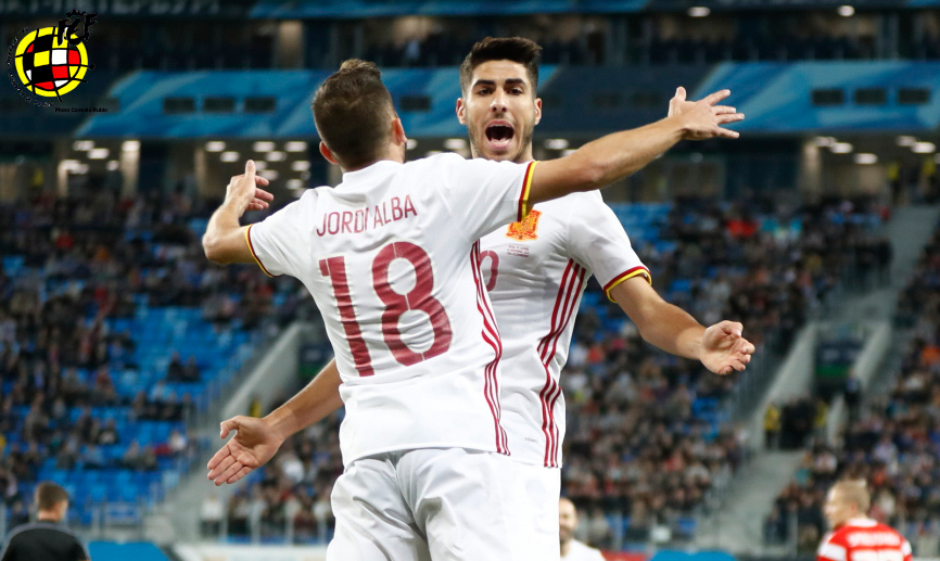 Jordi Alba y Marco Asensio celebran el gol del lateral