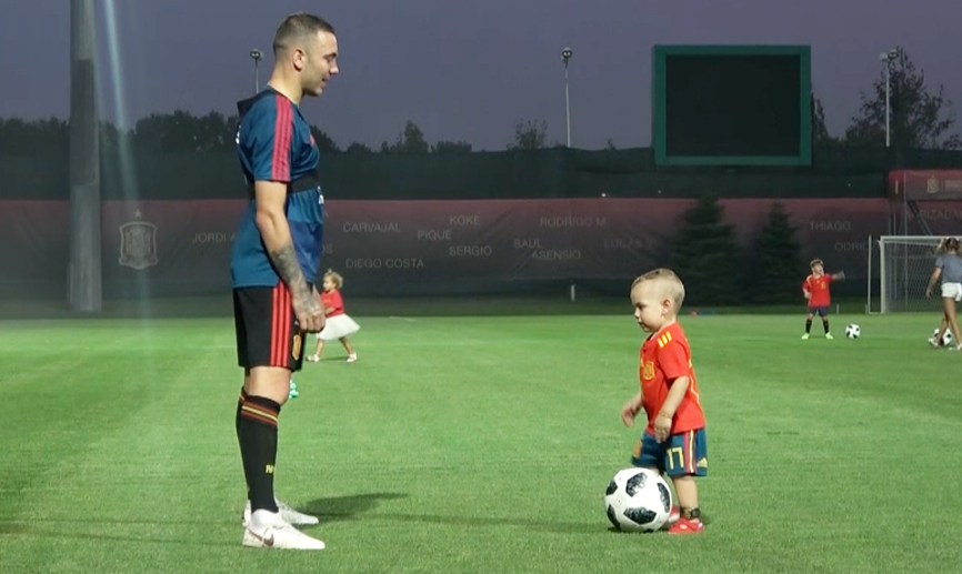 El goleador Iago Aspas disfruta con su hijo en Krasnodar 