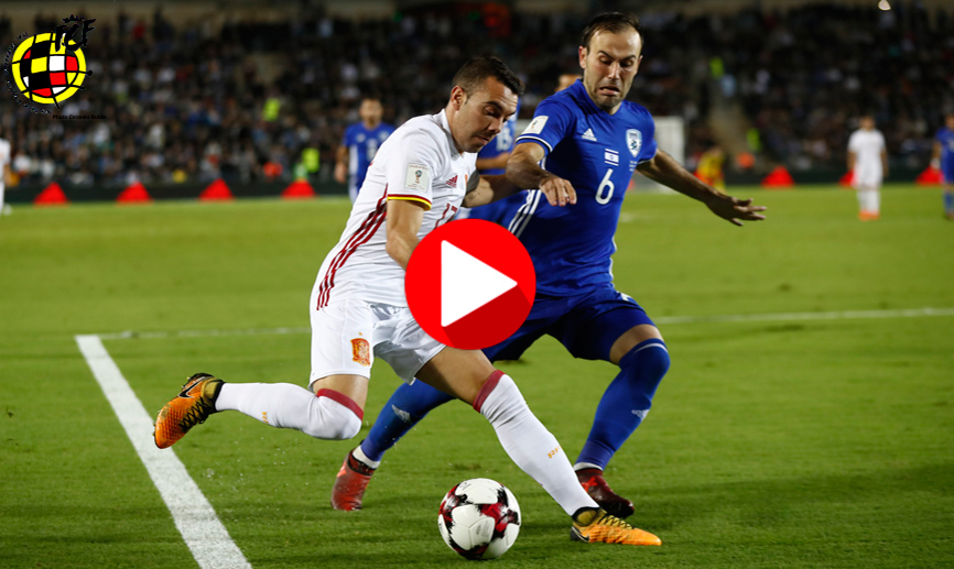 Aspas disputa un balón ante un central israelíC