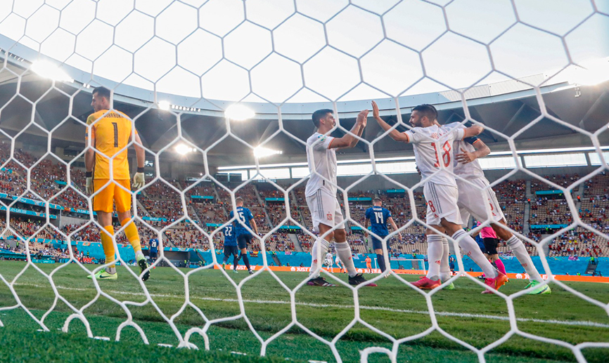 Los jugadores de España celebran uno de los goles a Eslovaquia