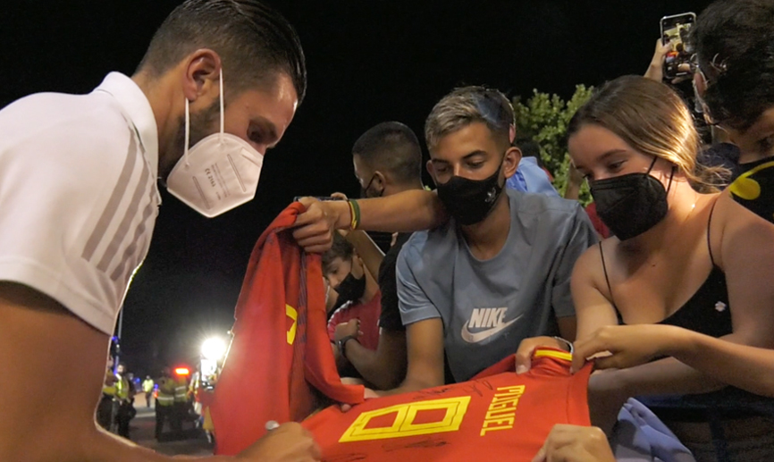 Los jugadores de la Selección española firman sus autógrafos a los aficionados