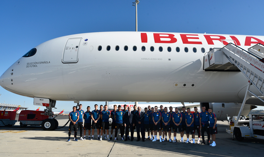 La Selección Española visita el A-350 de Iberia que lleva su nombre