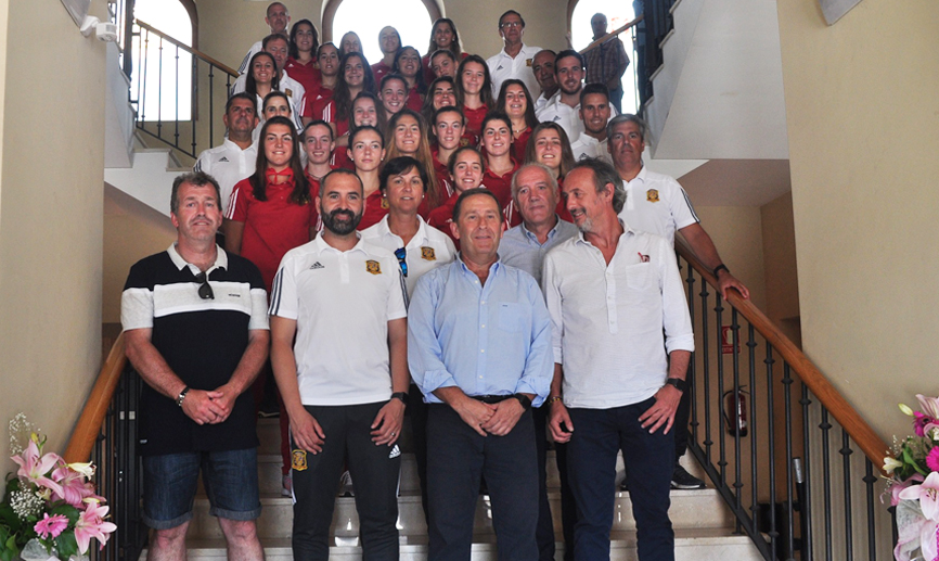 Selección española Sub-20 femenina en el Ayuntamiento de Tafalla