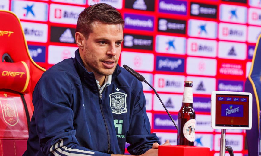 El jugador internacional César Azpilicueta durante la rueda de prensa de este lunes en la Ciudad del Fútbol