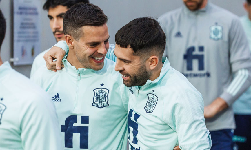 Azpilicueta y Jordi alba durante el primer entrenamiento del año para España