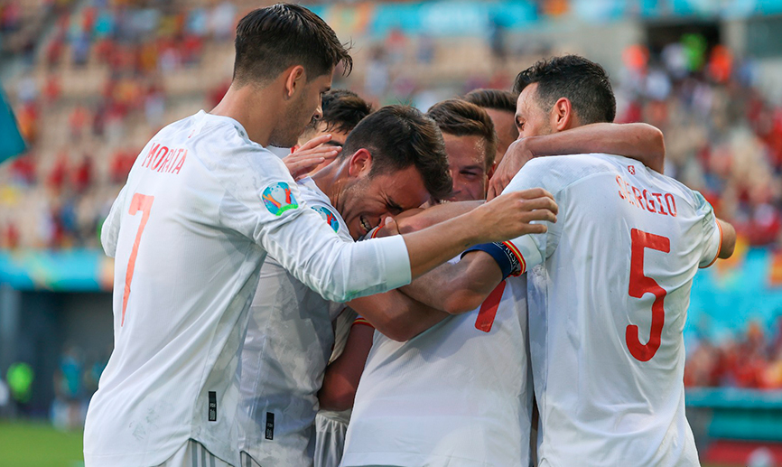 Los jugadores de España celebran un tanto frente a Eslovaquia