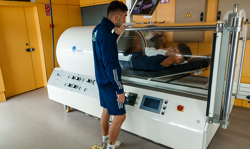 Ferran Torres visita a Marcos Llorente en el cámara hiperbárica