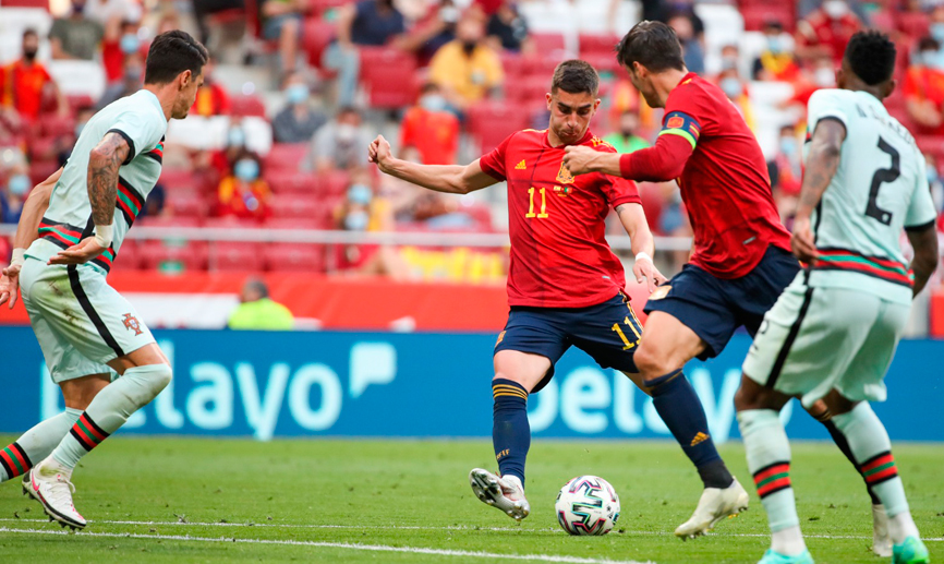 Ferran Torres dispara a puerta durante el España-Portugal jugado en Madrid