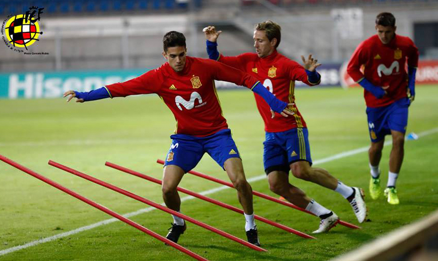 Bartra entrenando con la Selección española