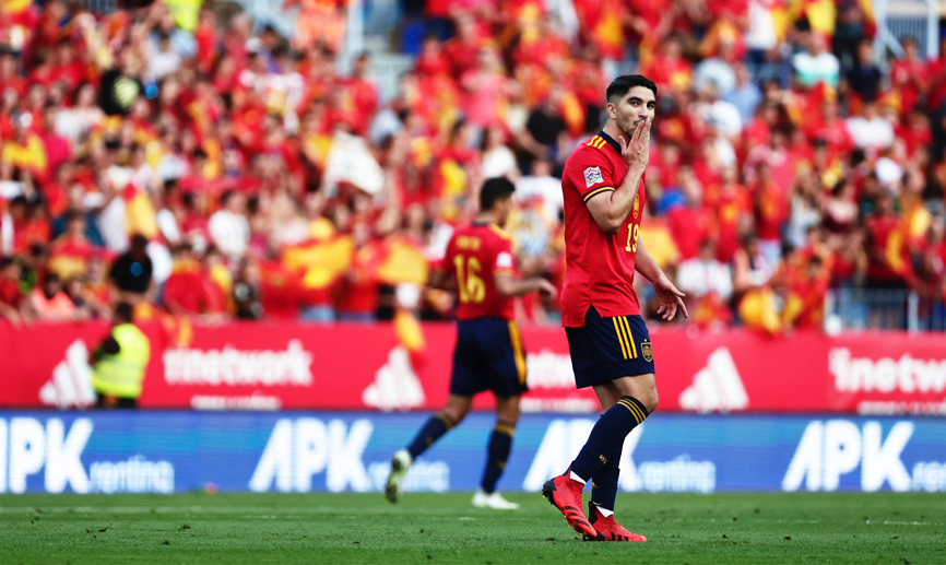 Carlos Soler celebra el primer gol de España en Málaga