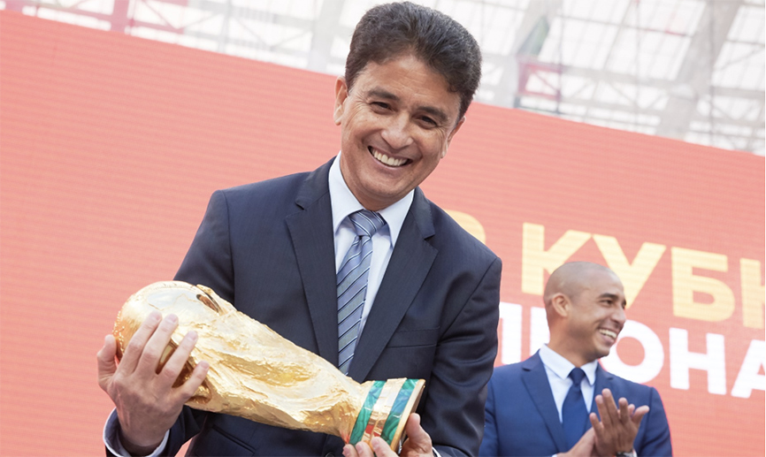 Bebeto con la Copa del Mundo