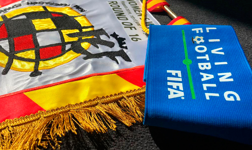 Brazalete de capitana y banderín que usará la Selección en el partido de octavos contra Estados Unidos