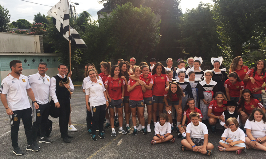 Una banda de música bretona se fotografía con las jugadoras de la Selección española Sub-20