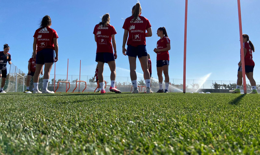 La Sub-20 femenina entrenando en Pinatar Arena
