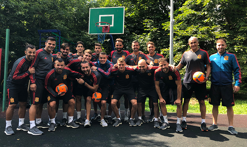 La selección española de fútbol playa posa en la cancha de baloncesto
