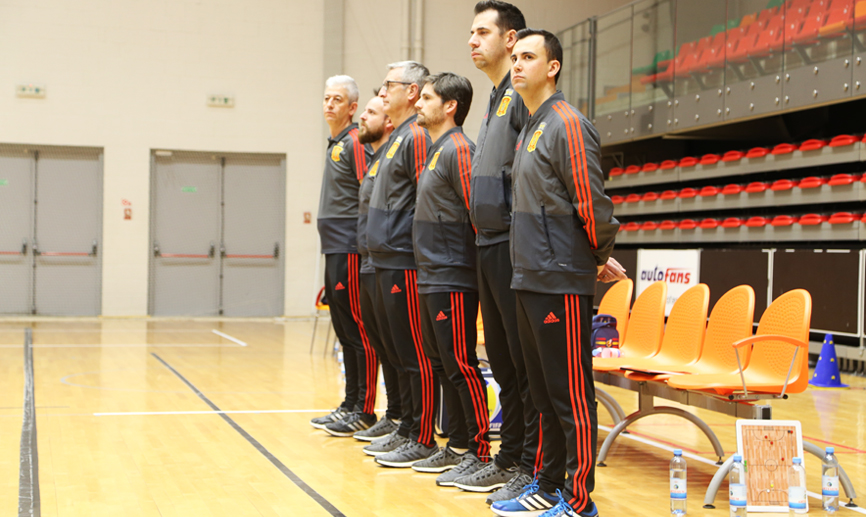 El seleccionador nacional Sub-19 de futbol sala, Albert Canillas, junto a su cuerpo técnico