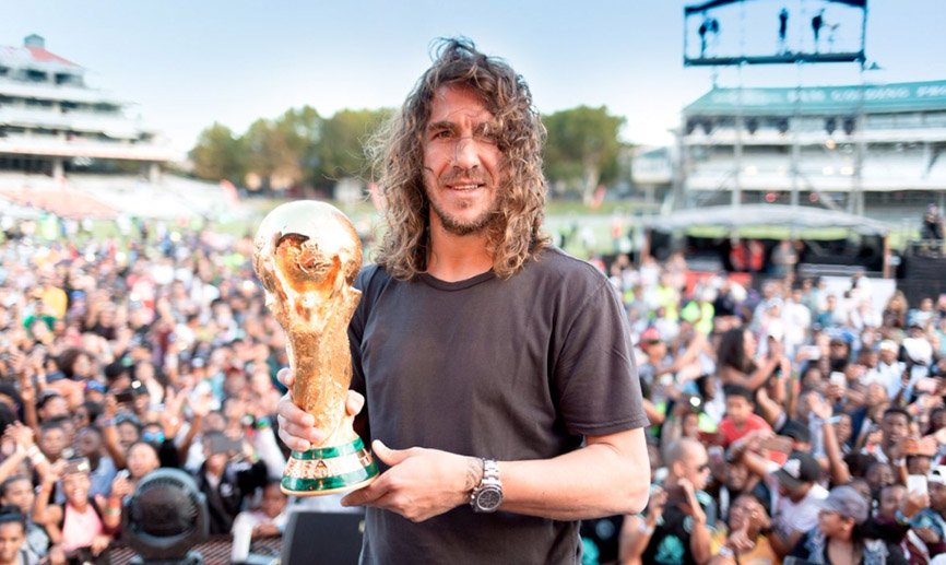 Carles Puyol vuelve a encontrarse con la Copa del Mundo en Sudáfrica