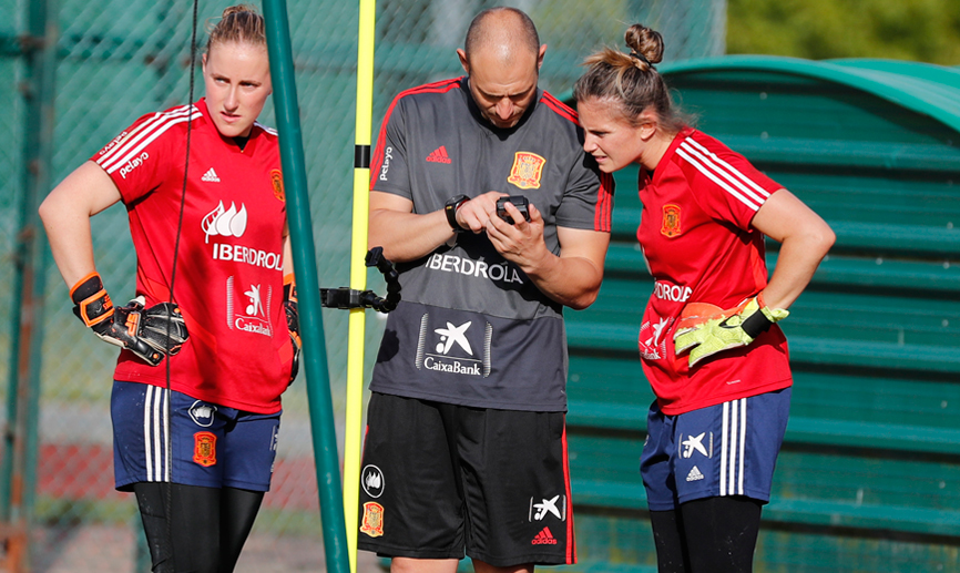 Carlos Sánchez junto a Sandra Paños y Mariasun Quiñones durante un entrenamiento